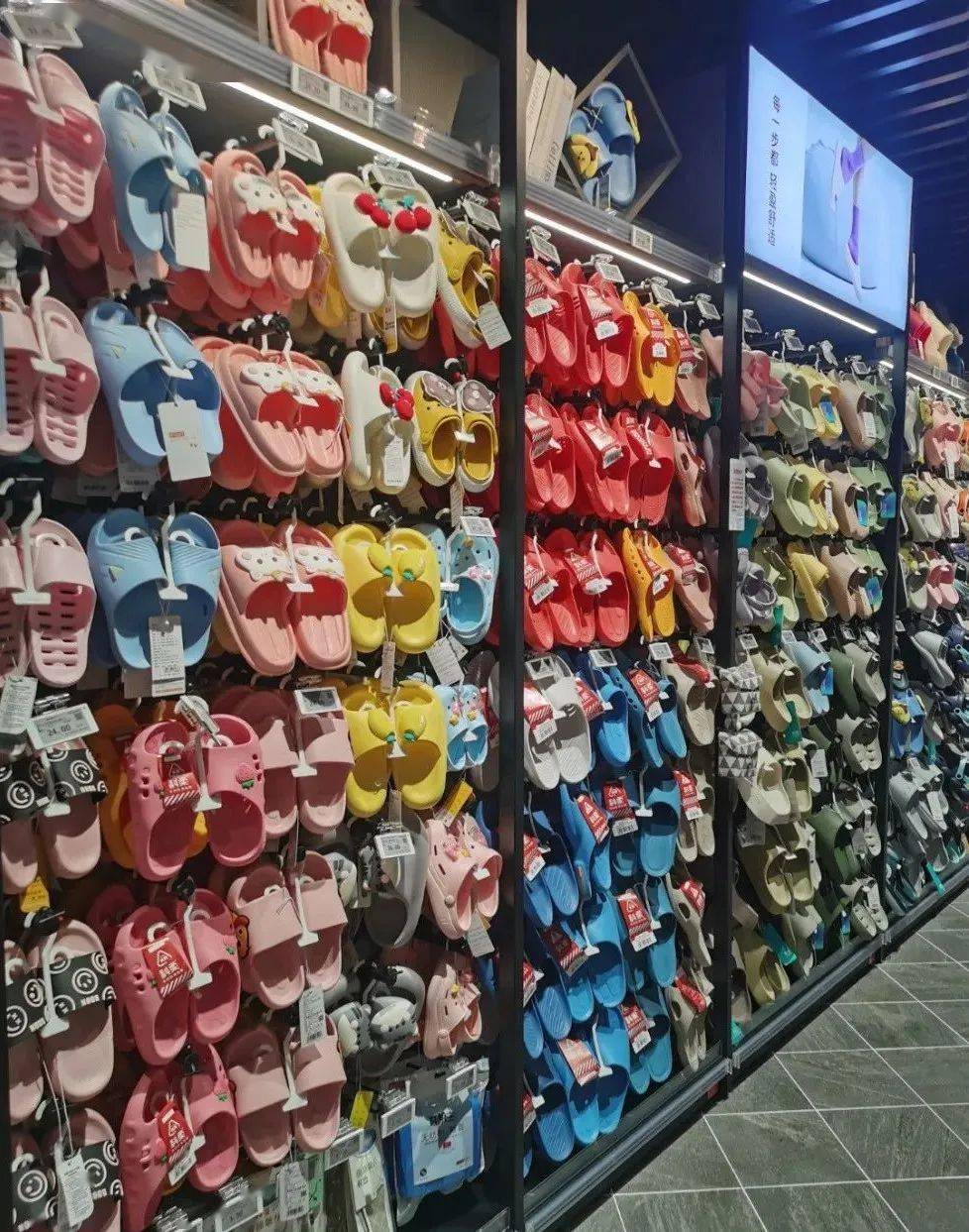 从胖东来非食陈列看日用百货拖鞋的精细化运营之道